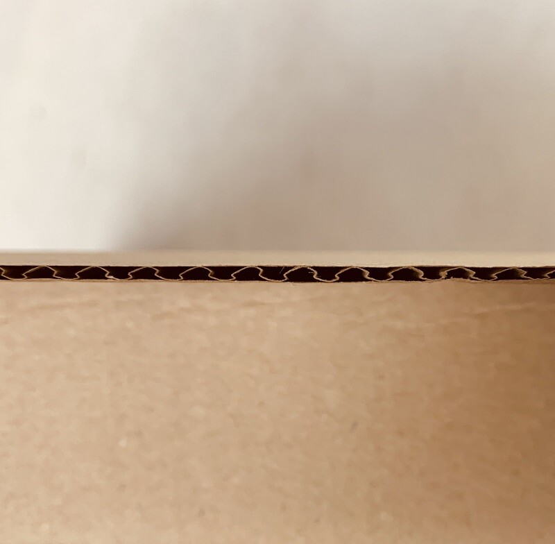 Самосборная картонная коробка №81 39х26,5х5 см.